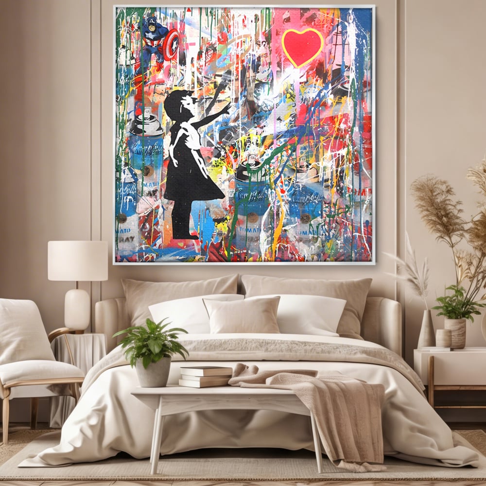 Tablou canvas cu tablou canvas cu silueta de copil si inima rosie, in rama de aluminiu argintiu, pe perete intr-un dormitor